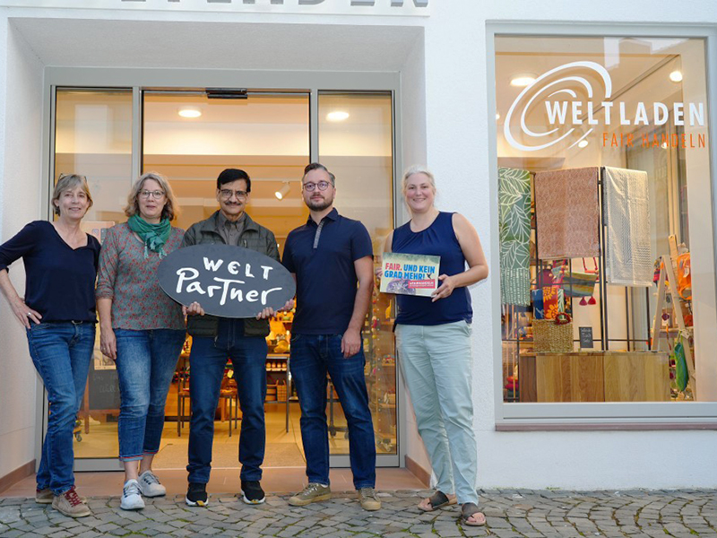 Milan Bhattarai, Gesch&auml;ftsf&uuml;hrer von Get Paper Industry aus Kathmandu zu Besuch im WELTLADEN Oberursel.